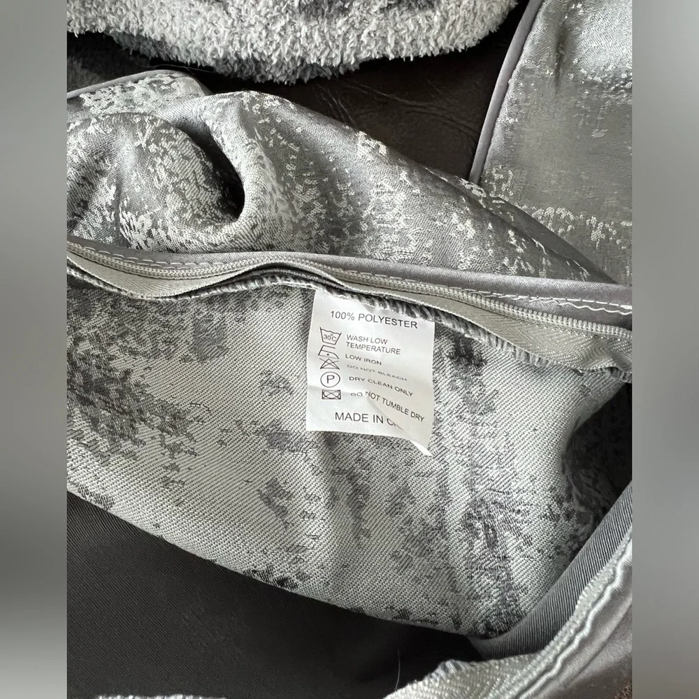 Set of 2. Luxurious 22X22 Jacquard Silver Rain pillow cover Set W.
